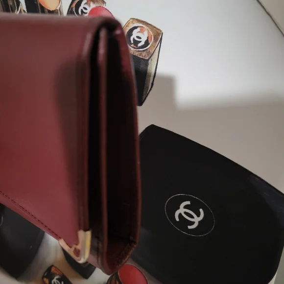 Cartier signature wallet with inside kiss lock and zipper pocket. EUC - Picture 3 of 13